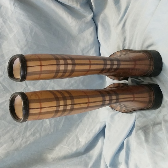 💯 Authentic Burberry Tan and Brown Checkered Rain Boots. (Size/37) - Picture 14 of 16
